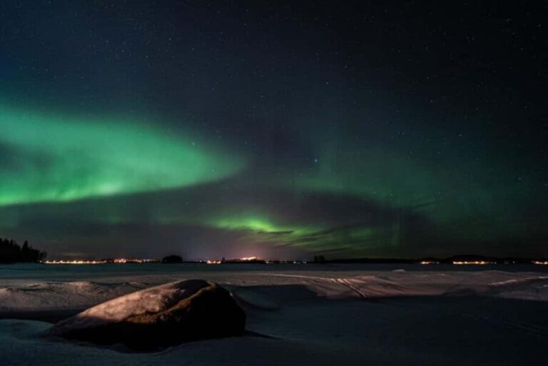 Pyhätunturi: Northern Lights Hunting Tour with Hot Drinks - Transportation and Group Size