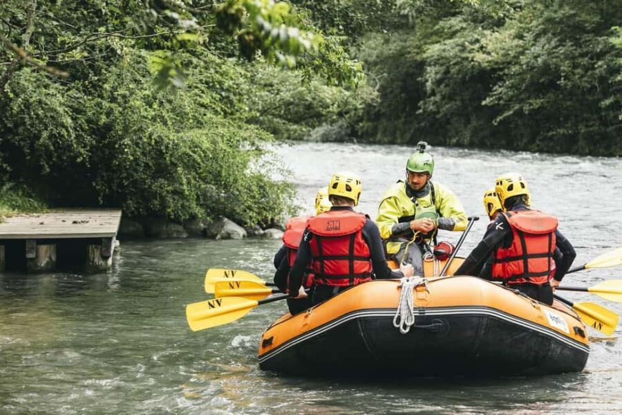 RAFTING: Descent of the Centron gorges - The Guide and Safety Measures