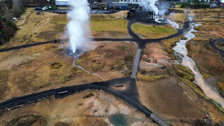 Reykjavík: Golden Circle, 2 Geysers & Geothermal Bakery Tour - Transport and Comfort