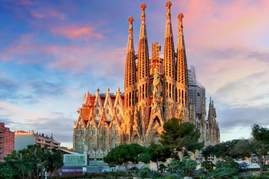 Sagrada Familia Guided Tour with Tower Access - The Pros and Cons