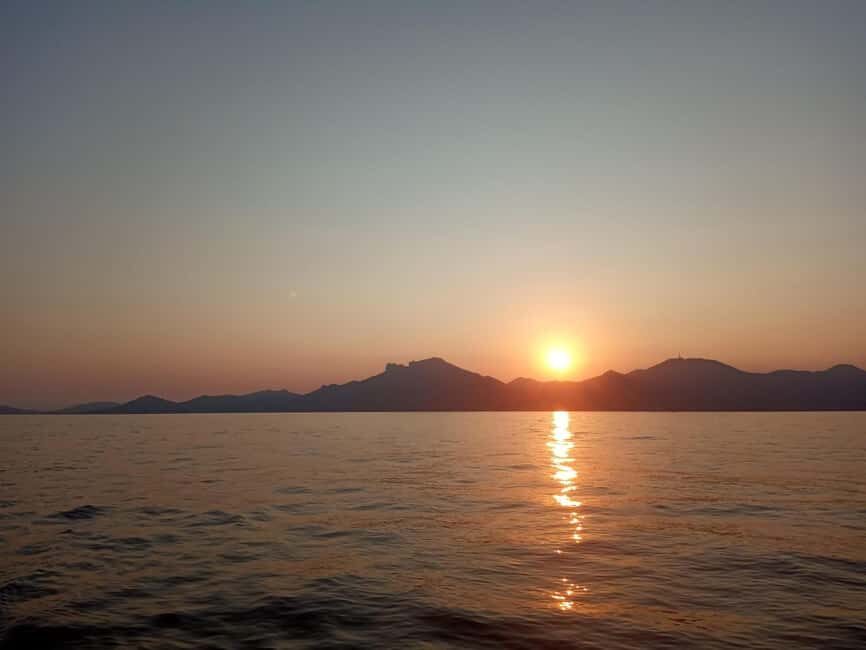 Saint Tropez: Evening Catamaran Party with Welcome Drink - Setting the Scene: Where and When