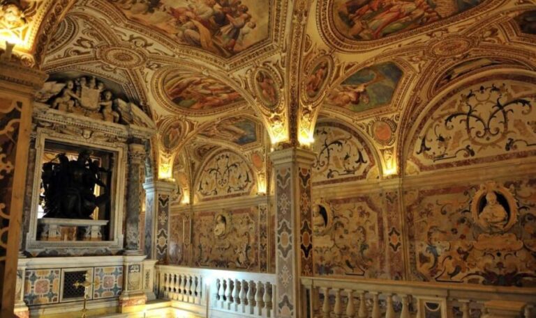 Salerno: Old town Walking Tour with Local Expert Guide - Exploring Salerno’s Public Gardens and Squares