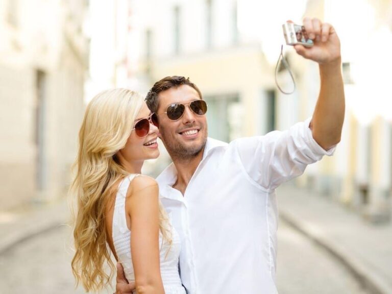 Santa Ponca: CoupleWalk, fun game and city walk for couples - Who Will Love This Experience?