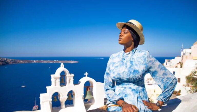 Santorini: 40-minute Photoshoot in Oia - What to Expect from Your Santorini Photoshoot