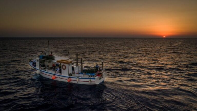 Santorini Sunset Fishing Trip with Dinner and Drinks - The Itinerary in Detail: What to Expect