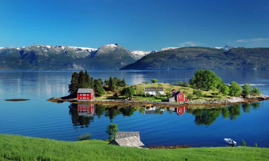 Scenic Hardanger Fjord and waterfalls  Guided bus tour - Øystese and the Apple Farm Experience