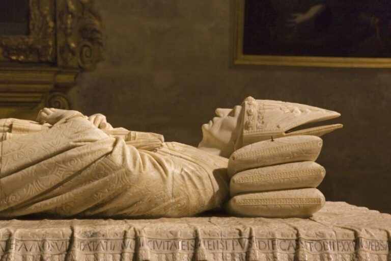 Seville: Cathedral & Giralda Guided Tour with Entry Tickets - Climb the Giralda Tower