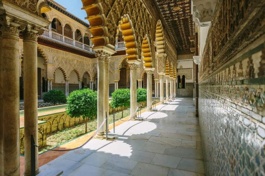 Seville: Priority Access Cathedral, Giralda & Alcázar Tour - Seville Cathedral: One of the World’s Largest Churches
