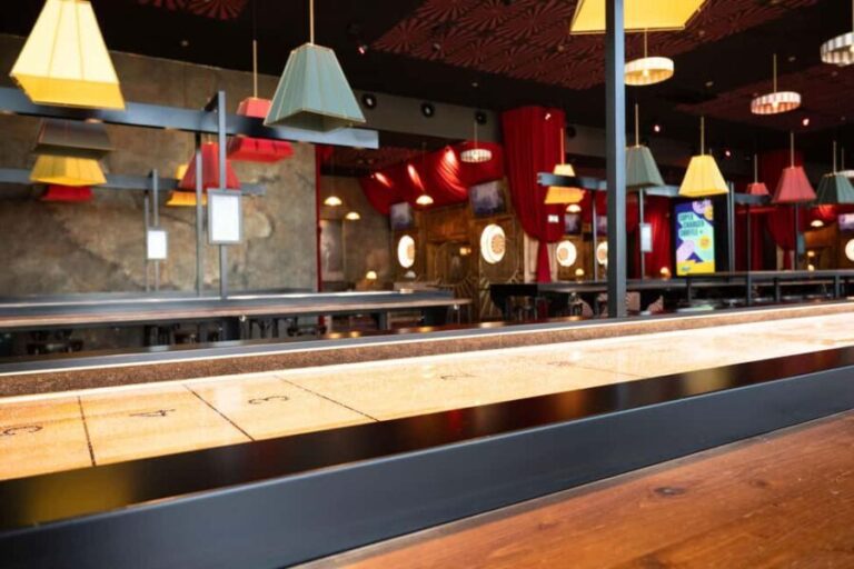 Shuffleboard 2.0 in Bordeaux - Who Is This Experience Best Suited For?