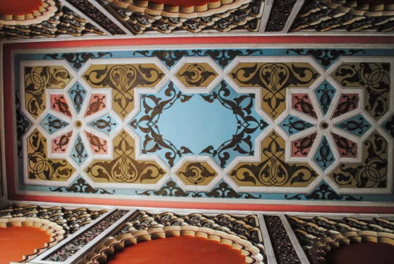 Sololaki - Urban Legends Walk of Bourgeoisie & Haunted Flats - Who Will Love This Tour?