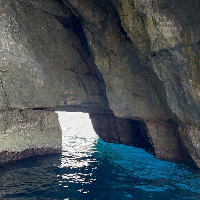 Southern Beauties: Marsaxlokk and Blue Cave TOUR IN PORTUGUESE - Exploring Marsaxlokk: More Than Just a Market