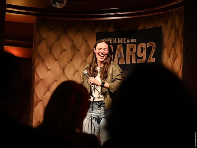 Stand Up Comedy Open Mic at BAR92 - Key Points