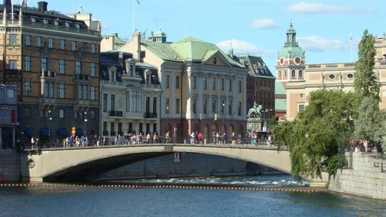Stockholm: Old Town Walking Tour and the Vasa Museum - Authentic Insights from Reviewers