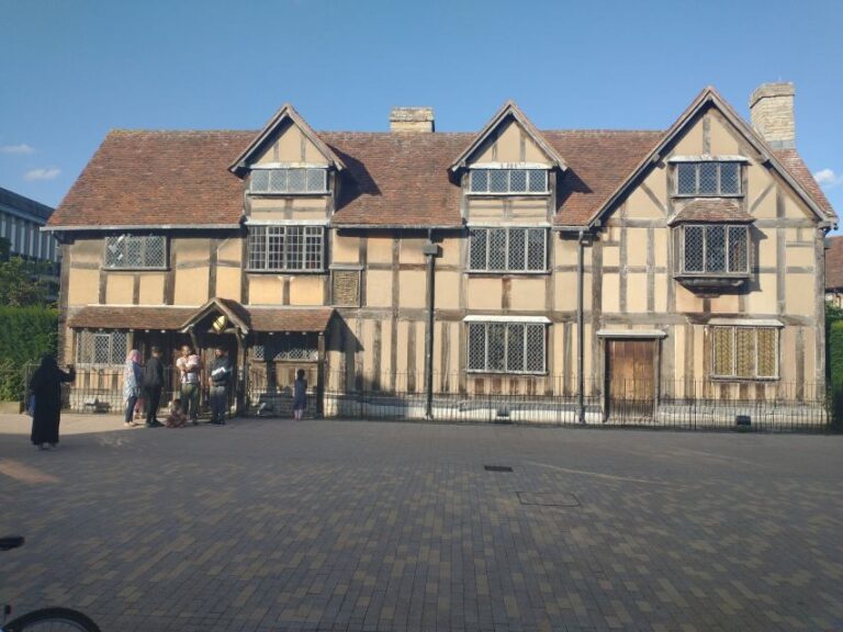 Stratford-Upon-Avon: The Famous Walk Talk Show - The Guides: The Heart of the Experience