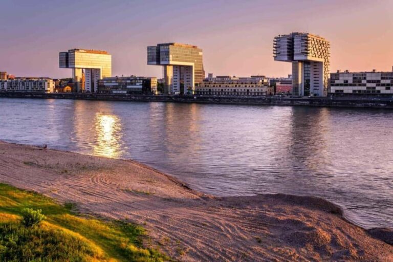 Sunset & Blue Hour Photography  Photo walk through Cologne - Who Should Consider This Experience?