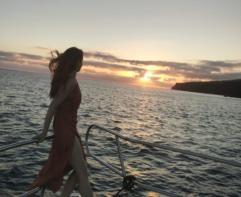 Sunset yacht tour with food and wine tasting. - A closer look: What to expect on this sunset yacht tour