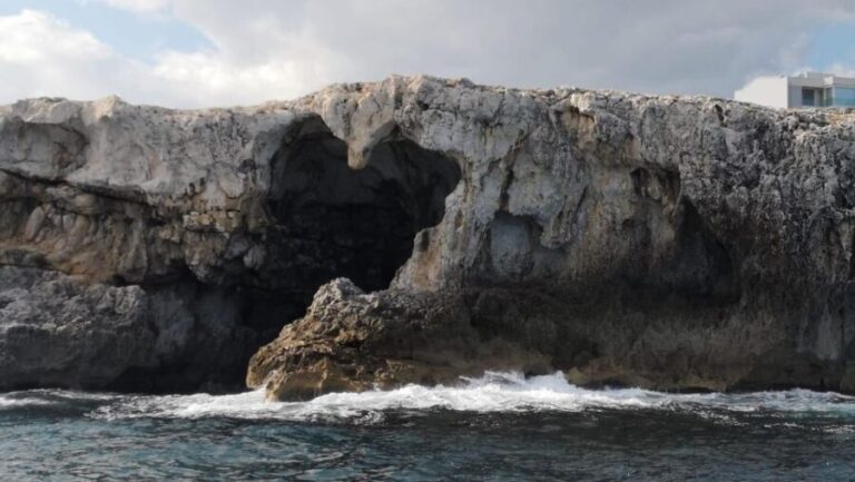 Syracuse: Boat tour Ortigia island,seacaves and Explanations - The Sum Up