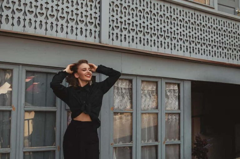 Tbilisi: Alternative Guided Walking Tour with Wine & Snacks - Exploring Tbilisi Through a Different Lens