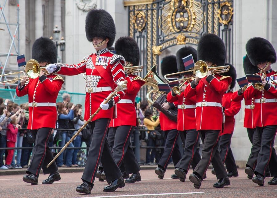 The Changing of the Guard Experience with Thames Boat ride - The Thames Boat Ride: Relaxing and Photogenic