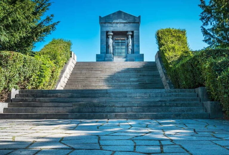 Tito Museum and Avala mountain with retro car - What’s Worth Knowing