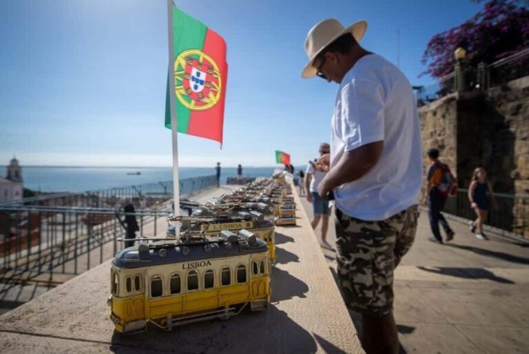 Tour Bohemian de Tuk Tuk: Bertrand, Miradouros e Estrela - Itinerary Breakdown: What You’ll See and Feel