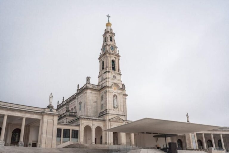 Tour Porto - Fátima | A journey of faith - Visiting the Sanctuary of Fátima: An Awe-Inspiring Site