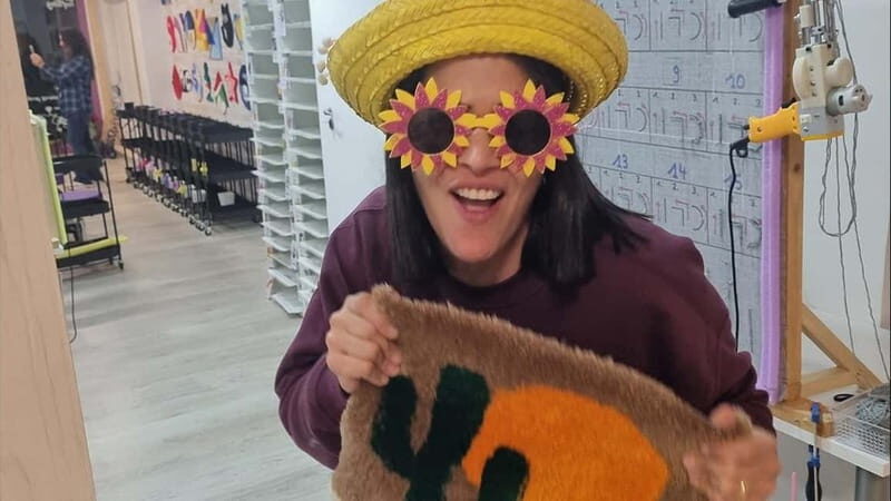 TUFTING: Learn how to make a rug during a fun class in Valencia. - Authenticity and Unique Experiences