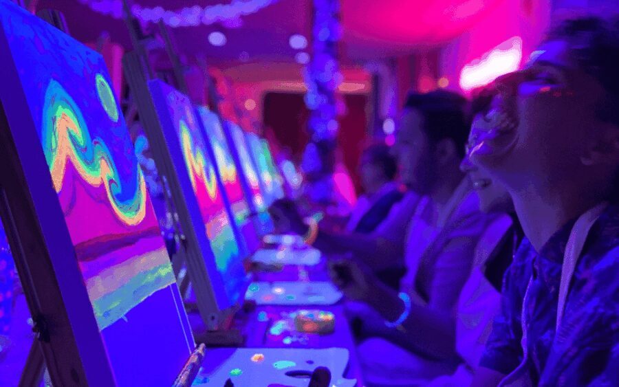 Valencia: Fluorescent painting workshop and wine - Exploring the Fluorescent Painting Workshop in Valencia