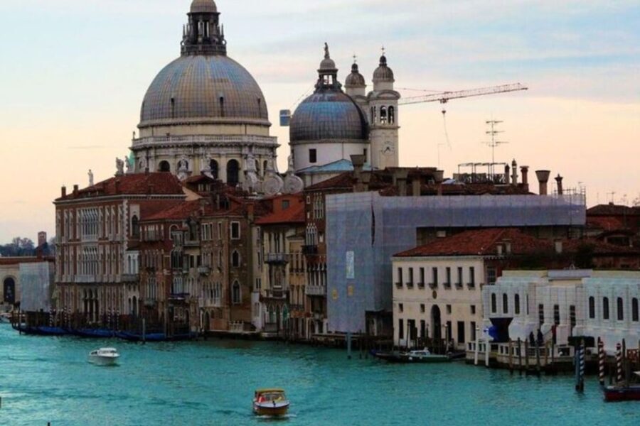 Venice : Private Custom Walking Tour With A Local Guide - The Guides & Their Expertise