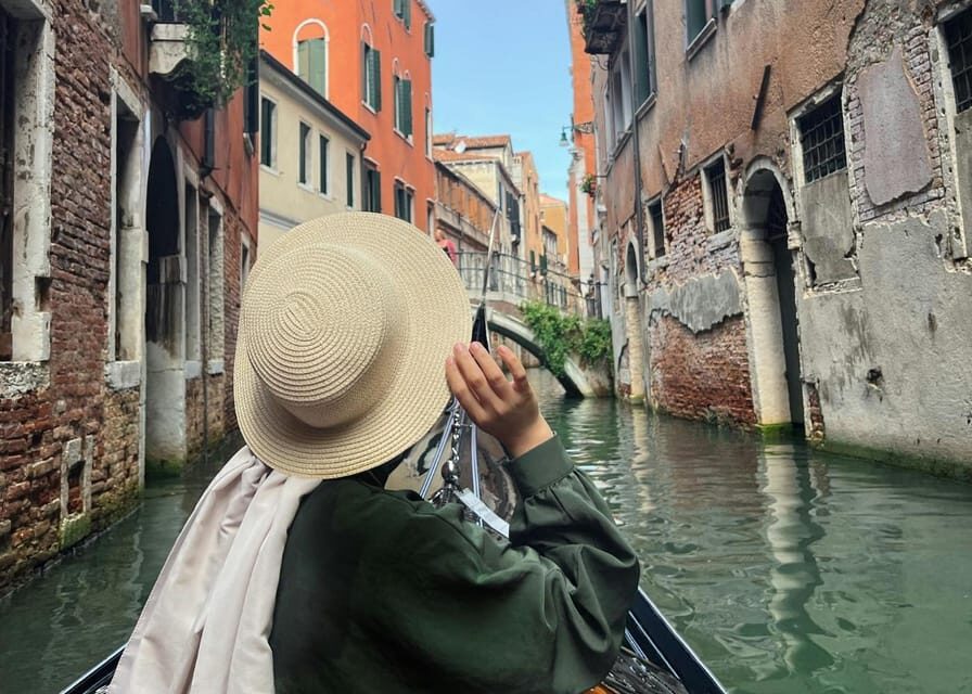 Venice: Shared Gondola Through breathtaking Bridge of Sighs - The Highlights in Detail