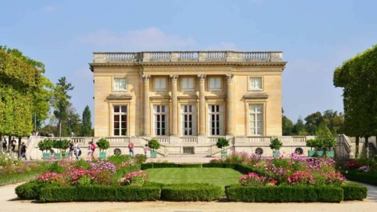 Versailles: Garden Private Guided Tour & Palace Entry Ticket - The Experience in Action
