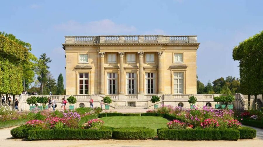 Versailles: Garden Private Guided Tour & Palace Entry Ticket - The Experience in Action