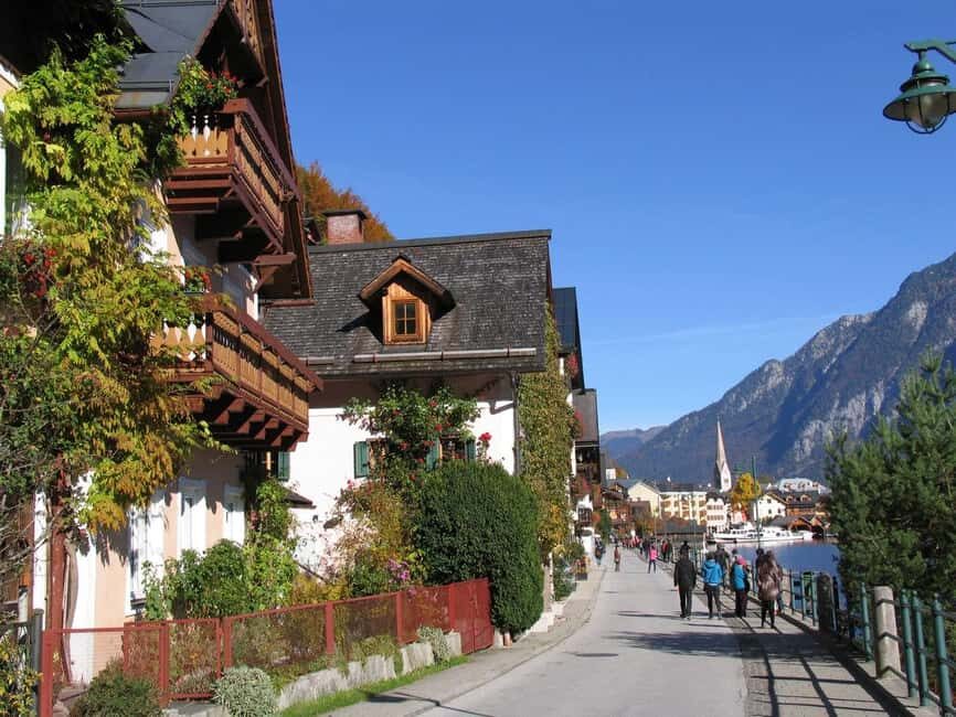 Vienna/Bratislava: Traunkirchen, Hallstatt & Salzburg Tour - Exploring Traunkirchen: Lakeside Serenity