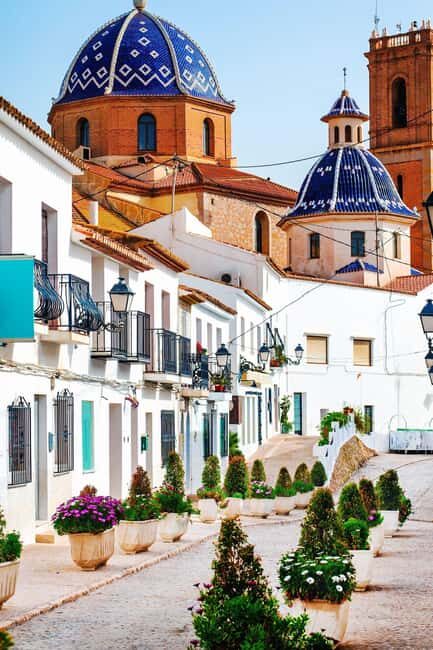 Villajoyosa and Altea: A Tour of Chocolate, History, and Charm - Discovering Altea: Artistic Serenity and Breathtaking Views
