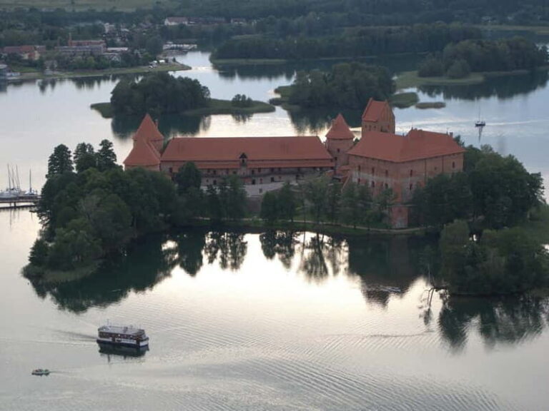 Vilnius: Trakai Tour with Audio Guide and Minibus Transfers - Exploring the Castle and Town