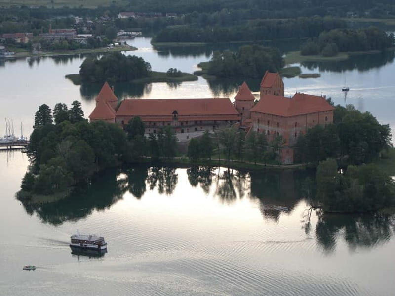 Vilnius: Trakai Tour with Audio Guide and Minibus Transfers - Exploring the Castle and Town