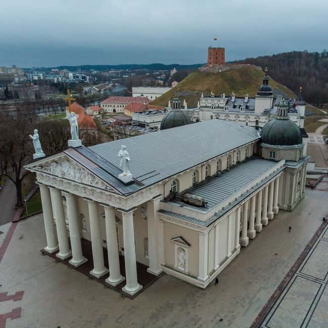 Vilnius: Walking Tour with a Local Guide - Small groups - A Detailed Breakdown of the Itinerary