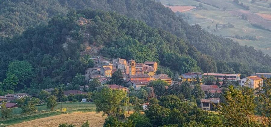 Visit to the medieval village of Trebecco Castle and the Church of St. Fermo - What We Loved