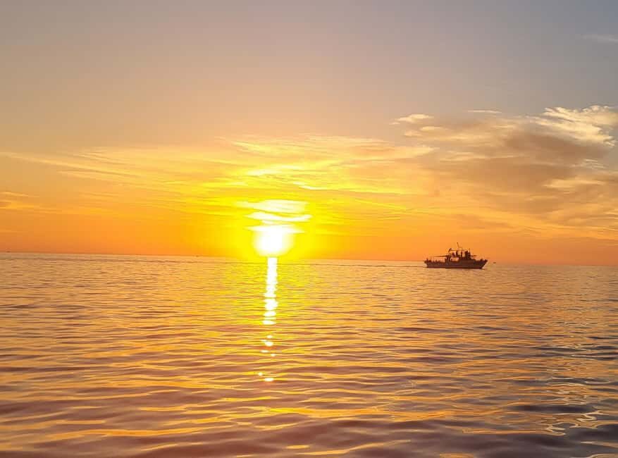 Visite en bateau avec final au COUCHER DE SOLEIL+vin Corse - Why This Tour Offers Great Value