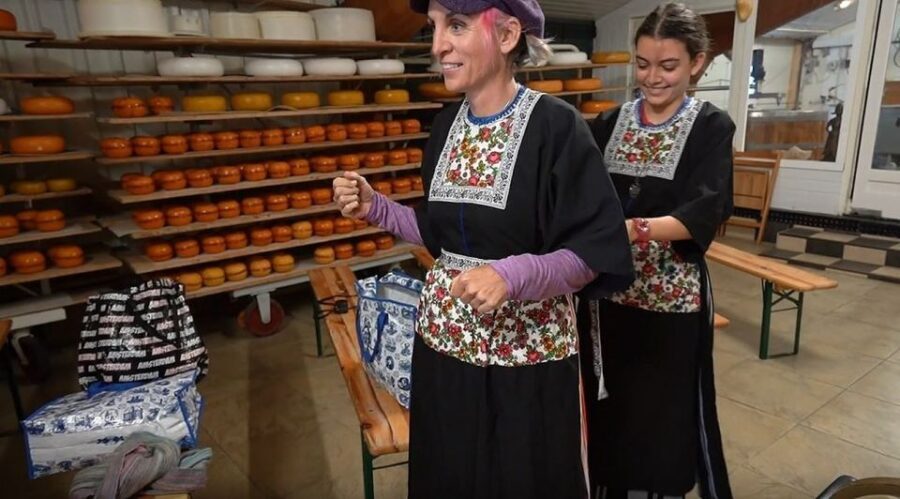 Volendam: Traditional Costume Photo with Cheese & Clog Tour - Practical Details and Tips