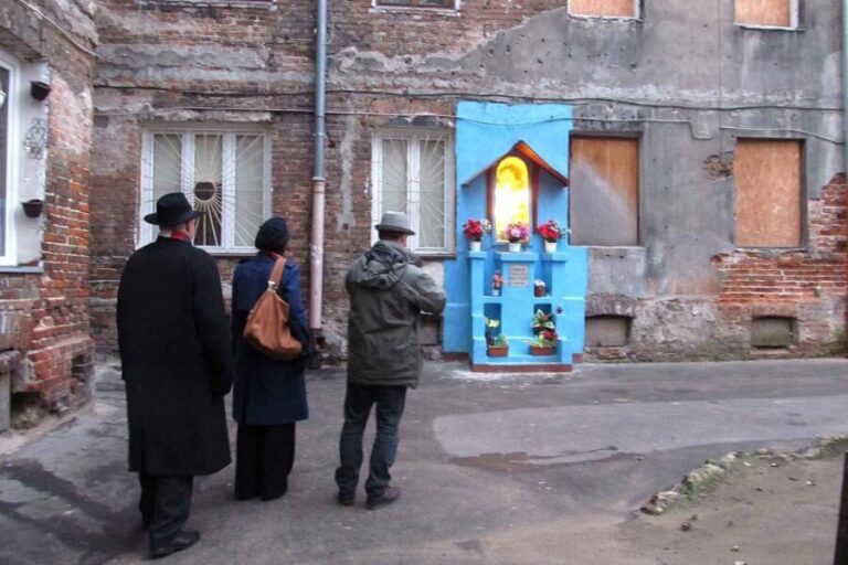 Warsaw: WWII Private Tour by Retro Minibus with Hotel Pickup - What to Expect During the Tour