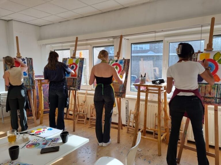 Zaandam: paint a Dutch windmill in a cosy atelier - The Studio Experience: "In de Hoge Hoed"