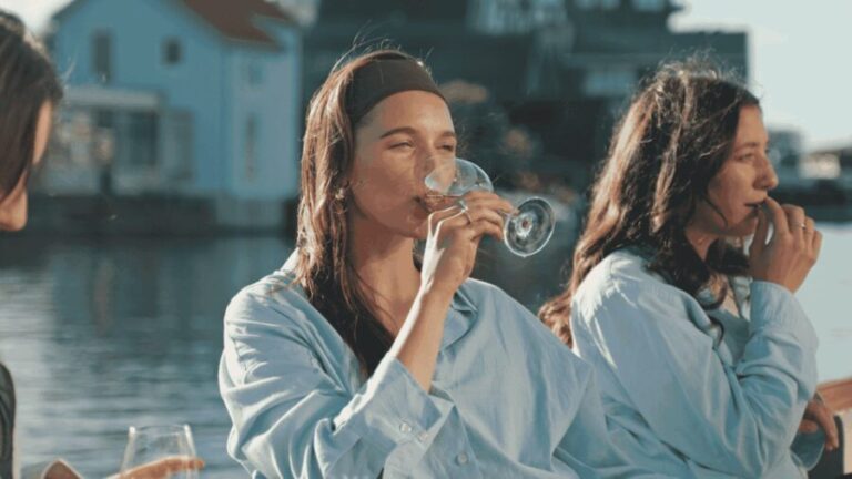 Zaanse Schans: Private Cruise + Live Guide + Drinks Included - FAQ