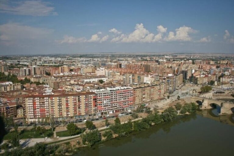 Zaragoza : Private Custom Walking Tour with a Local Guide - Detailed Breakdown of the Itinerary
