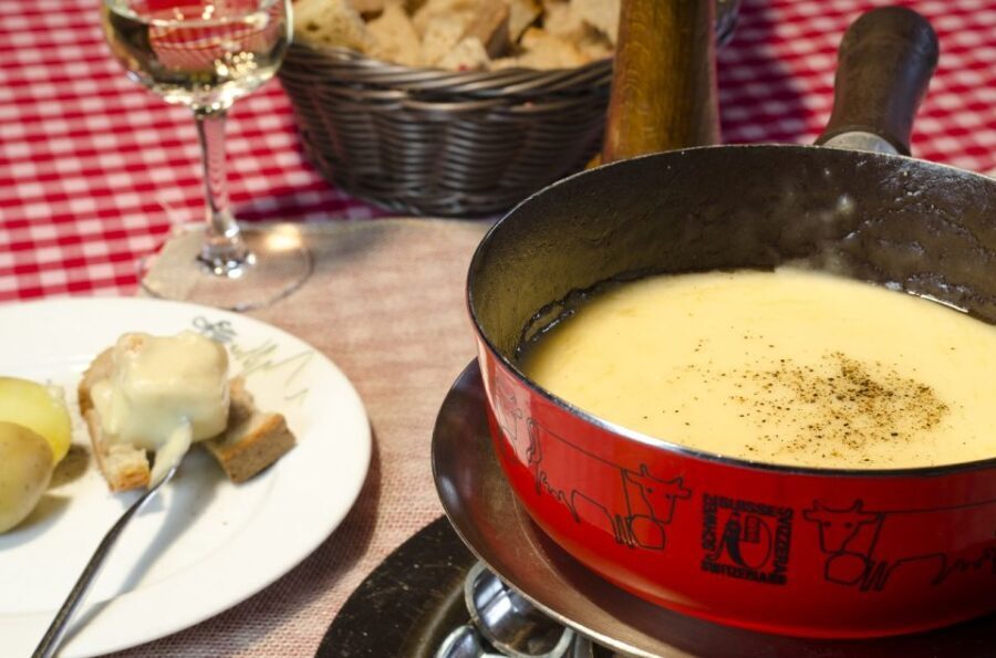 Zurich: Sightseeing and Gourmet Tour with Cheese Fondue - Who Is This Tour Best For?