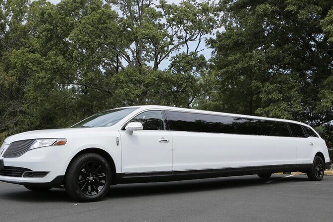 8 Passengers Transfer from or to Montreal Airport YUL to Montreal City Center - The Transfer Experience in Detail