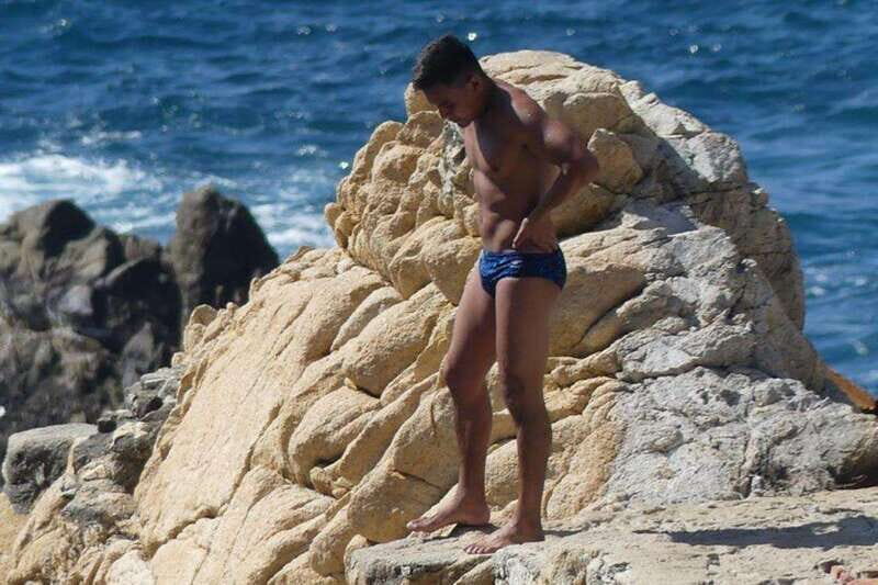 -Acapulco: Cliff Divers at La Quebrada with Lunch and Drinks - The Experience: What You Can Expect