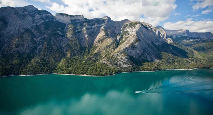 Banff: Lake Louise, Emerald Lake, and Moraine Lake Tour - The Charm of Banff Town and the Journey There