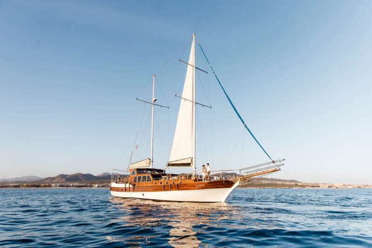 Cabo San Lucas: Sunset Yacht Cruise w/Chef Dinner & Open Bar - The Real Traveler Perspectives