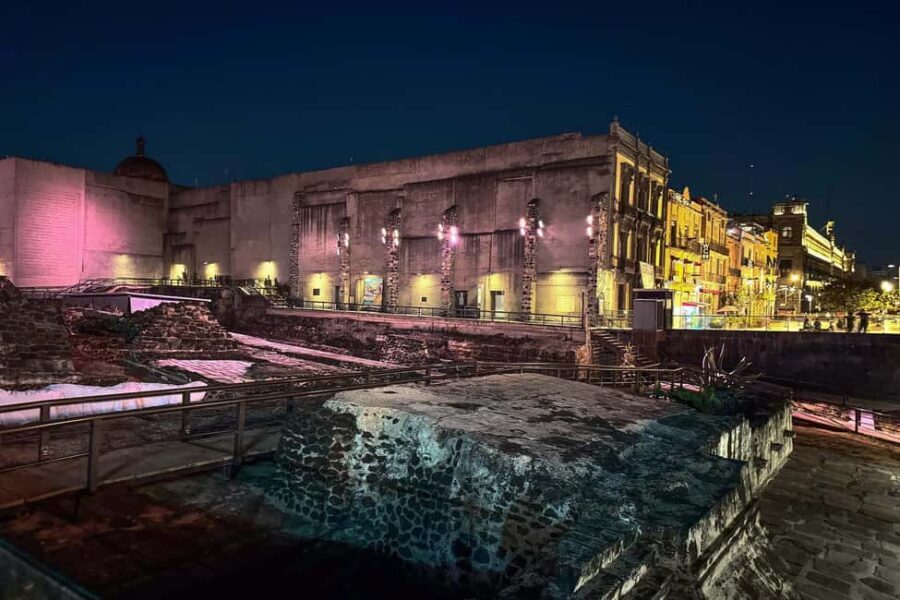 CDMX: Night Walking Tour of the City, with option to visit the Torre Latinoamericana - Palacio Postal and Madero Street